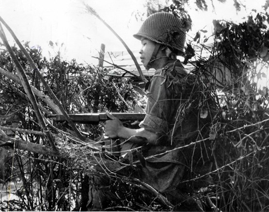 The Army of the Republic of Vietnam (ARVN) was a significant user of the Thompson in the first half of the 1960s. Note the steel reinforcing band on the front grip of this soldier’s M1A1.