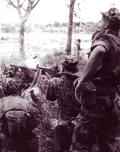 A Special Forces machine gunner fires a Browning M1919 at a group of Việt Cộng insurgents on the edge of the Ap Suoi Tre rubber plantation in war zone “D”, north of Ben Cat (III Corps). Photo taken: November 1964